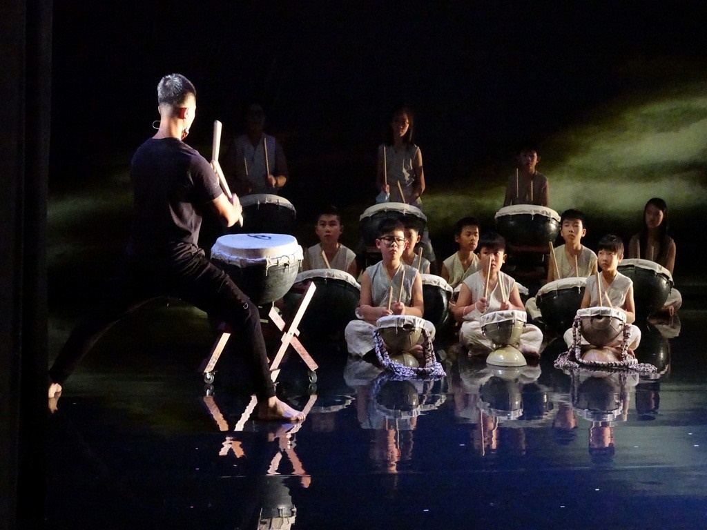 2.不一鼓隊用浮球所製在地特色，在國家戲劇院於「與你共舞」與優人神鼓合作演出-109.12.25